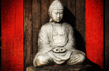 Buddha mit rotem Hintergrund