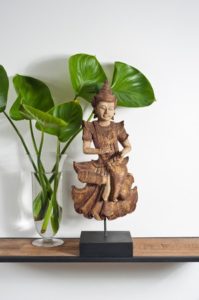 Buddha Dekoideen für das Wohnzimmer auf einem Regal