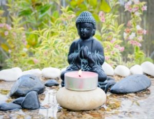 Buddha Figur im Wasser