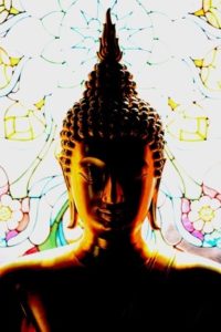 Buddha Kopf vor buntem Glas